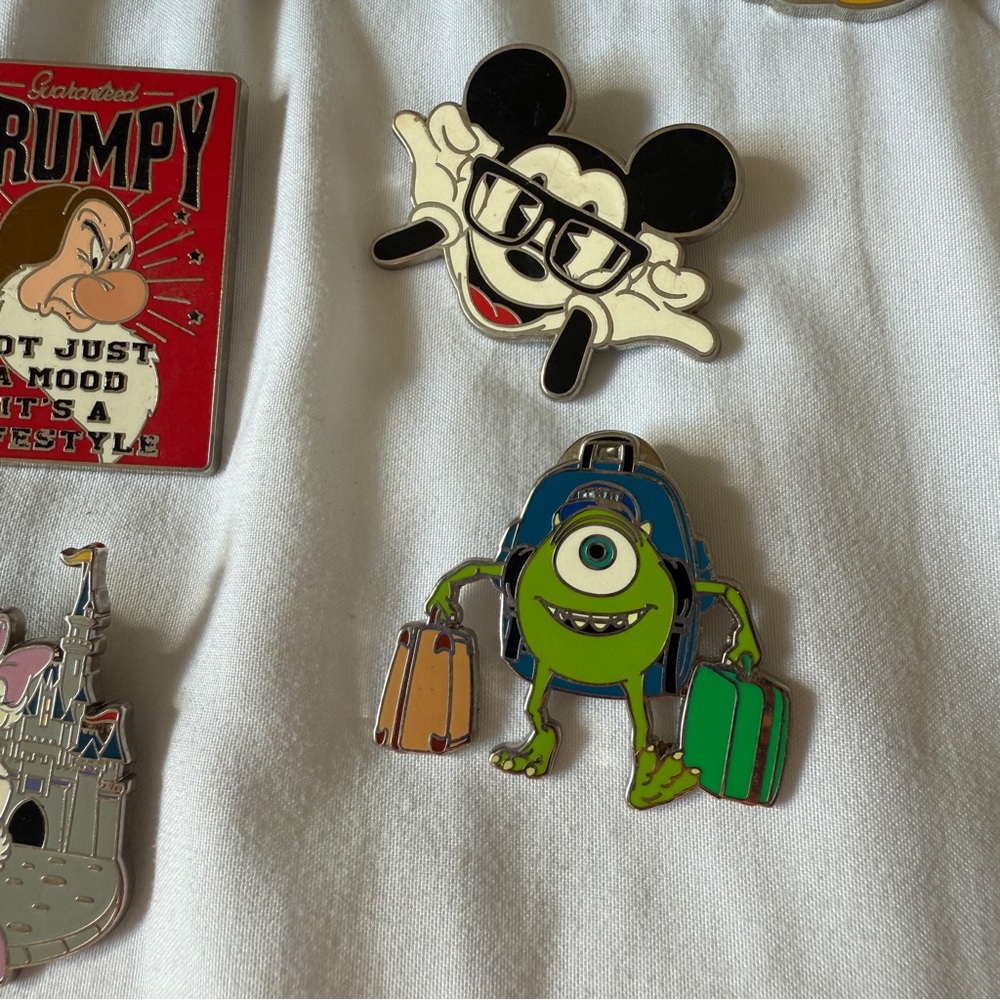 Disney Trading Pin Collection - Picture 8 of 8